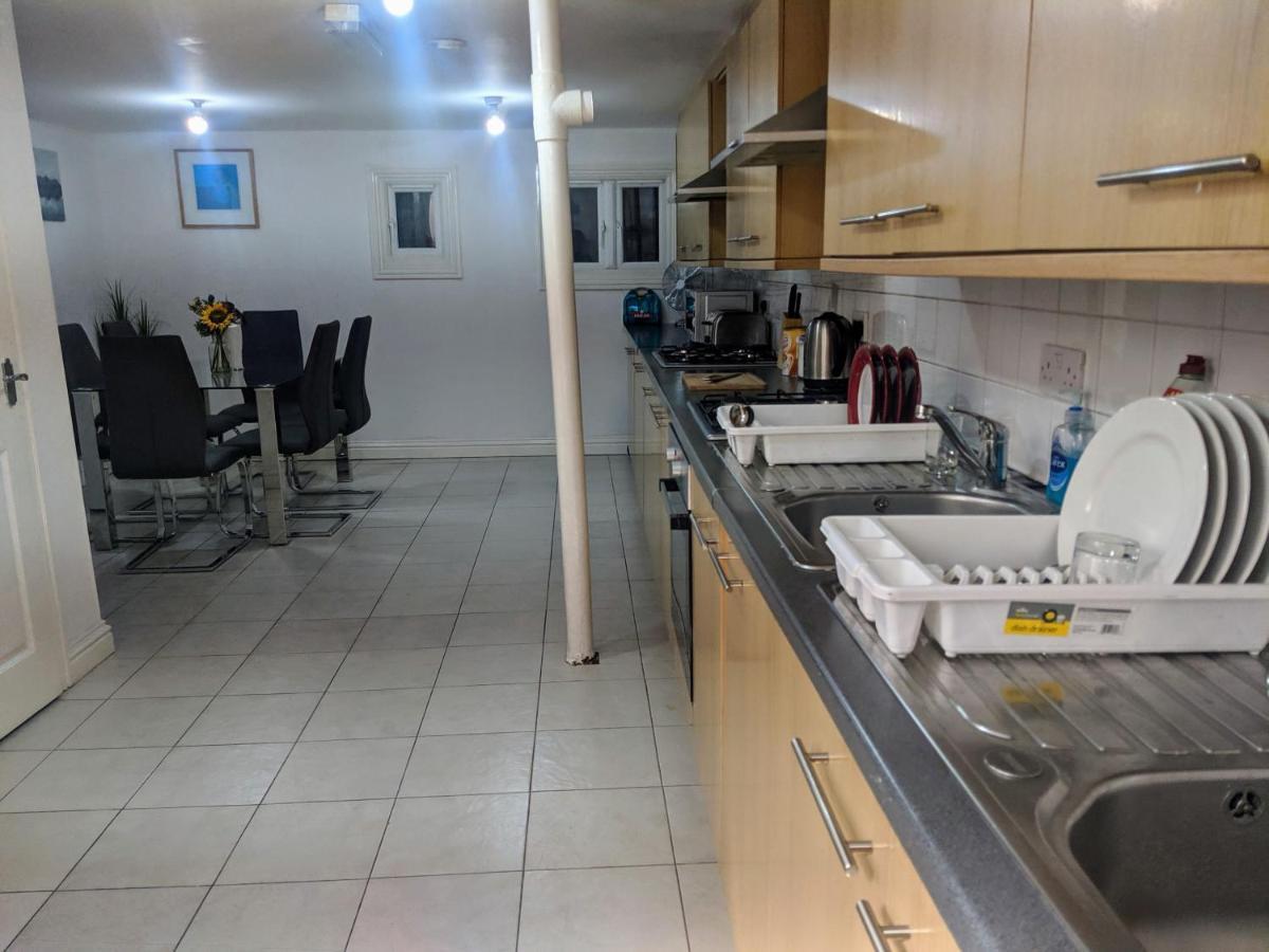 Alexandra Contractor House - Free Parking For Large Vans, Free Wifi & Netflix By Firoz Property Management Олдершот Екстер'єр фото