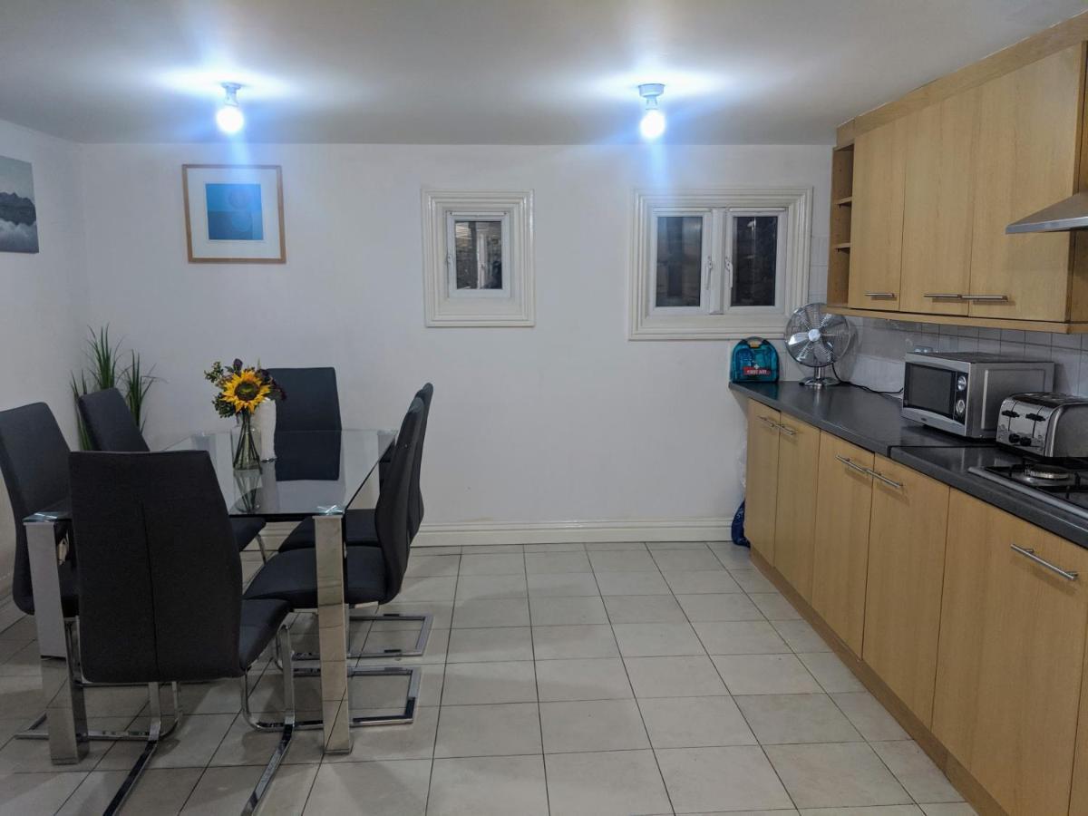 Alexandra Contractor House - Free Parking For Large Vans, Free Wifi & Netflix By Firoz Property Management Олдершот Екстер'єр фото